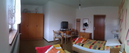 Izba č.4 s dvoja jednotnými posteľami a televíziou